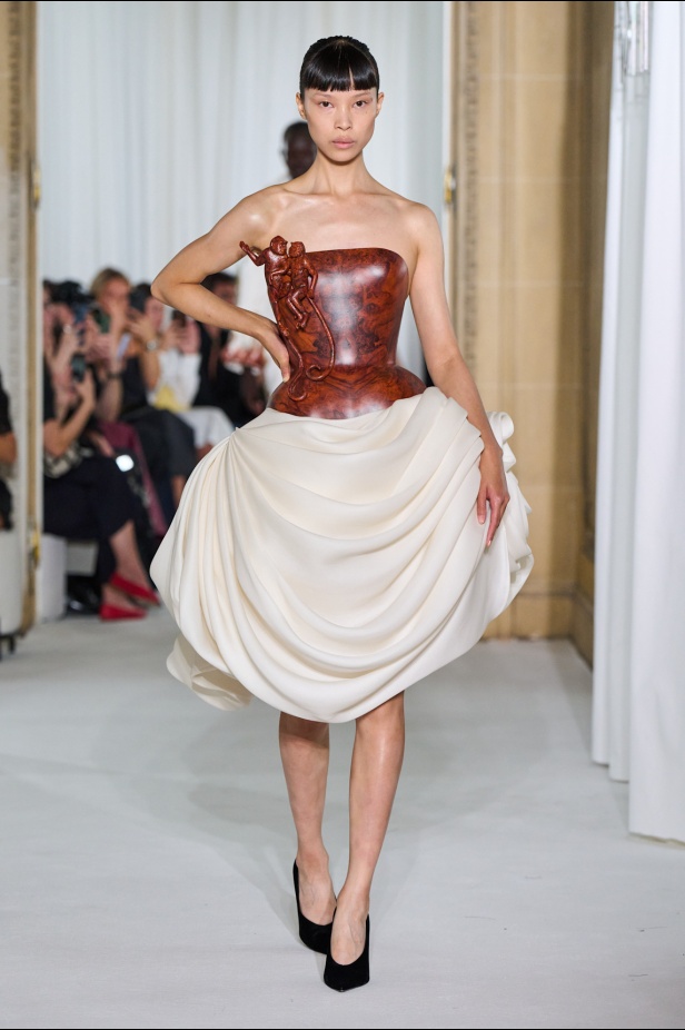 Ashi Studio خريف وشتاء 2025 للأزياء الراقية: عالم من الذكريات وفوضى شاعرية مُتقنة (فيديو) 