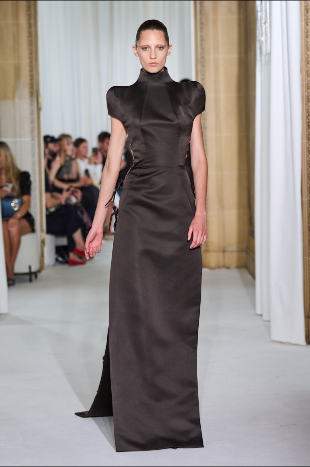 Ashi Studio خريف وشتاء 2025 للأزياء الراقية: عالم من الذكريات وفوضى شاعرية مُتقنة (فيديو) 