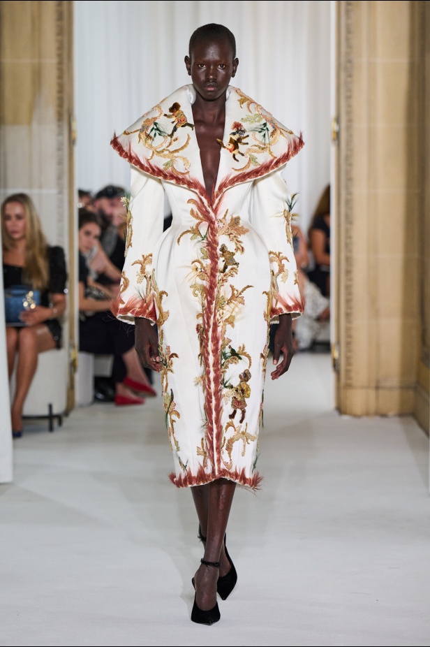 Ashi Studio خريف وشتاء 2025 للأزياء الراقية: عالم من الذكريات وفوضى شاعرية مُتقنة (فيديو) 