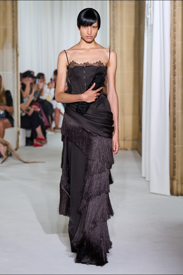 Ashi Studio خريف وشتاء 2025 للأزياء الراقية: عالم من الذكريات وفوضى شاعرية مُتقنة (فيديو) 