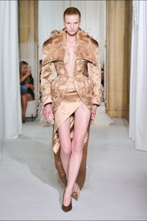 Ashi Studio خريف وشتاء 2025 للأزياء الراقية: عالم من الذكريات وفوضى شاعرية مُتقنة (فيديو) 