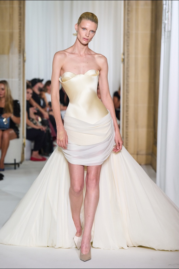 Ashi Studio خريف وشتاء 2025 للأزياء الراقية: عالم من الذكريات وفوضى شاعرية مُتقنة (فيديو) 