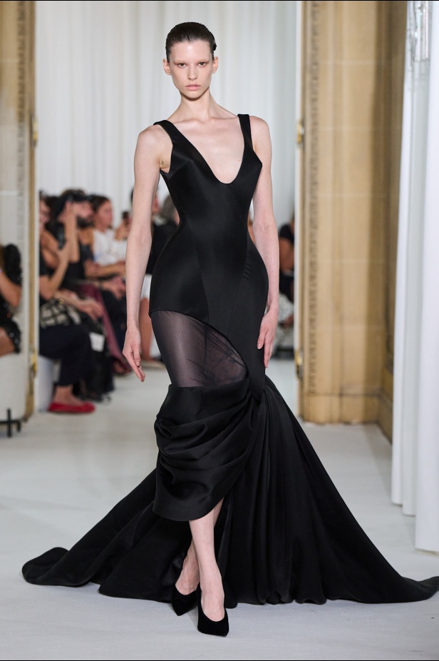 Ashi Studio خريف وشتاء 2025 للأزياء الراقية: عالم من الذكريات وفوضى شاعرية مُتقنة (فيديو) 