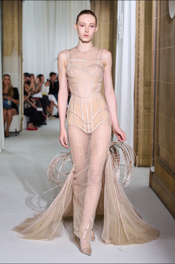 Ashi Studio خريف وشتاء 2025 للأزياء الراقية: عالم من الذكريات وفوضى شاعرية مُتقنة (فيديو) 