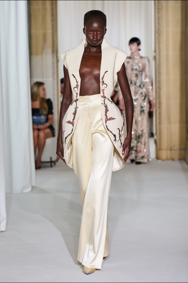 Ashi Studio خريف وشتاء 2025 للأزياء الراقية: عالم من الذكريات وفوضى شاعرية مُتقنة (فيديو) 