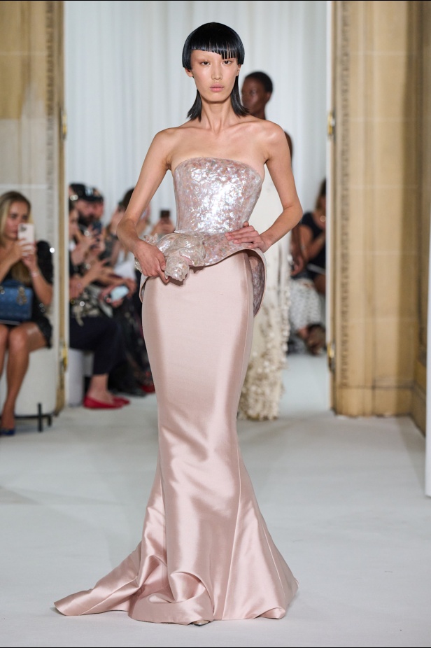 Ashi Studio خريف وشتاء 2025 للأزياء الراقية: عالم من الذكريات وفوضى شاعرية مُتقنة (فيديو) 