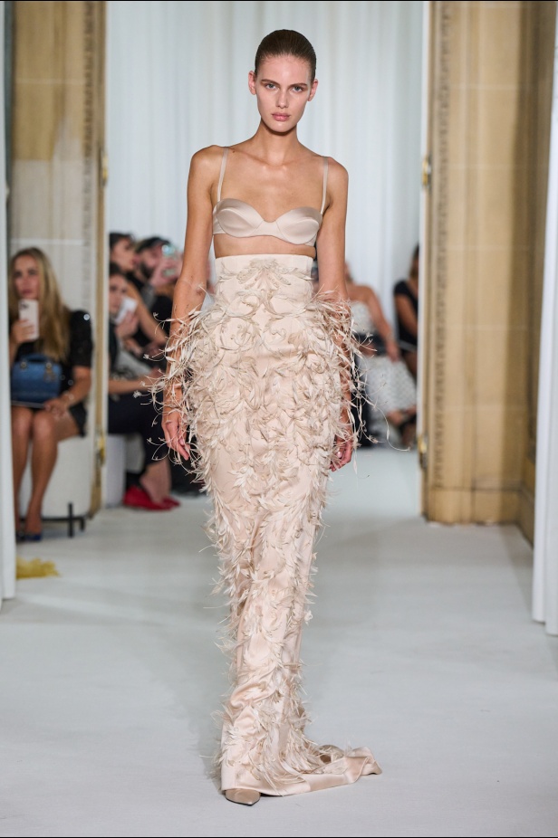 Ashi Studio خريف وشتاء 2025 للأزياء الراقية: عالم من الذكريات وفوضى شاعرية مُتقنة (فيديو) 