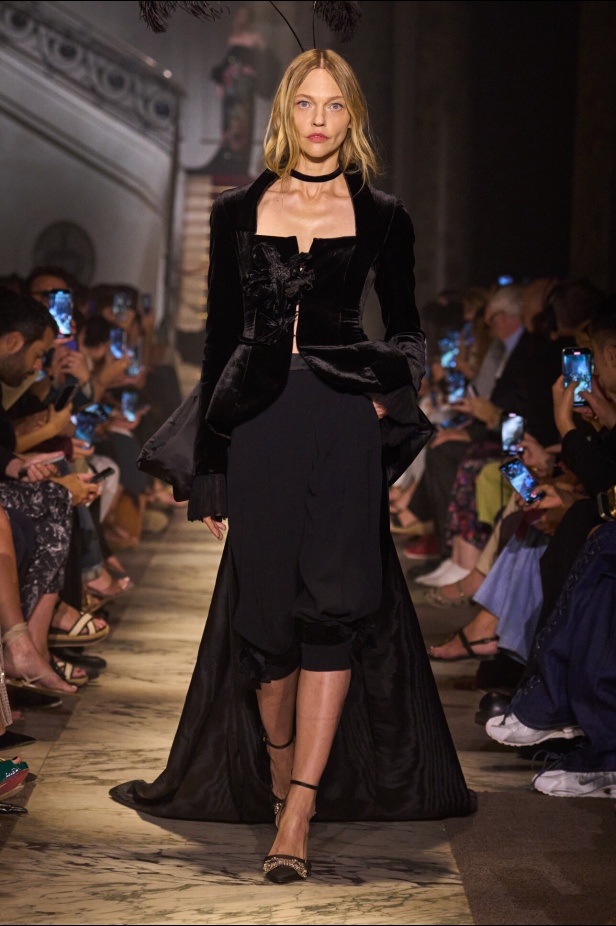 مجموعة إيلي صعب للهوت كوتور تحاكي استثنائية المرأة في باريس