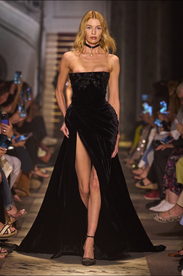 مجموعة إيلي صعب للهوت كوتور تحاكي استثنائية المرأة في باريس