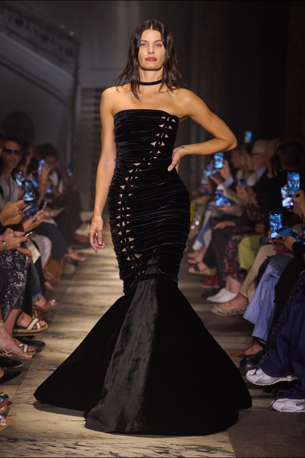 مجموعة إيلي صعب للهوت كوتور تحاكي استثنائية المرأة في باريس