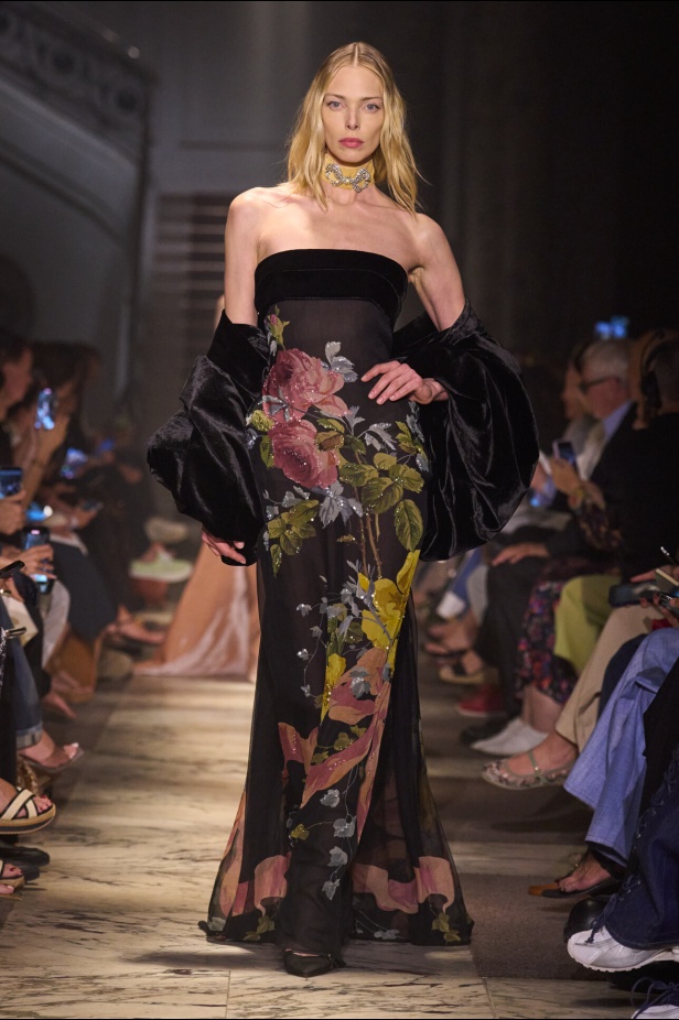 مجموعة إيلي صعب للهوت كوتور تحاكي استثنائية المرأة في باريس