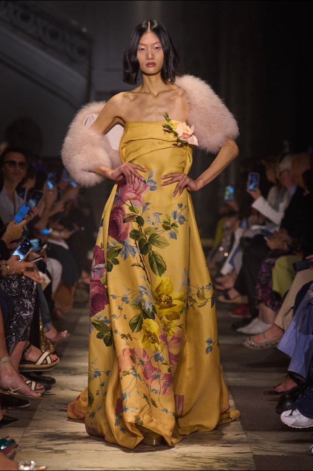 مجموعة إيلي صعب للهوت كوتور تحاكي استثنائية المرأة في باريس