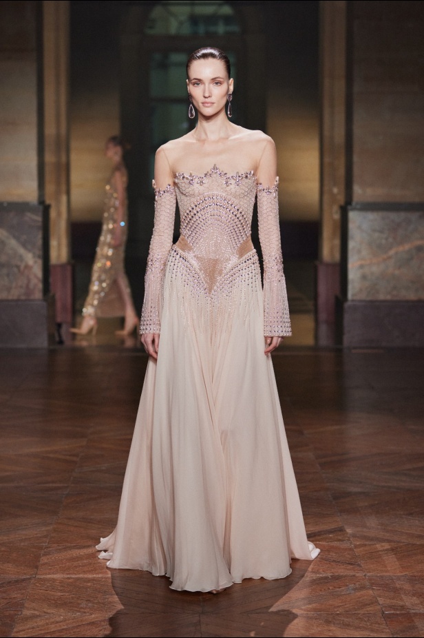 مجموعة جورج حبيقة "النظام الجديد" لخريف وشتاء 2025-2026.. عندما ينتصر الجمال على الفوضى (فيديو)