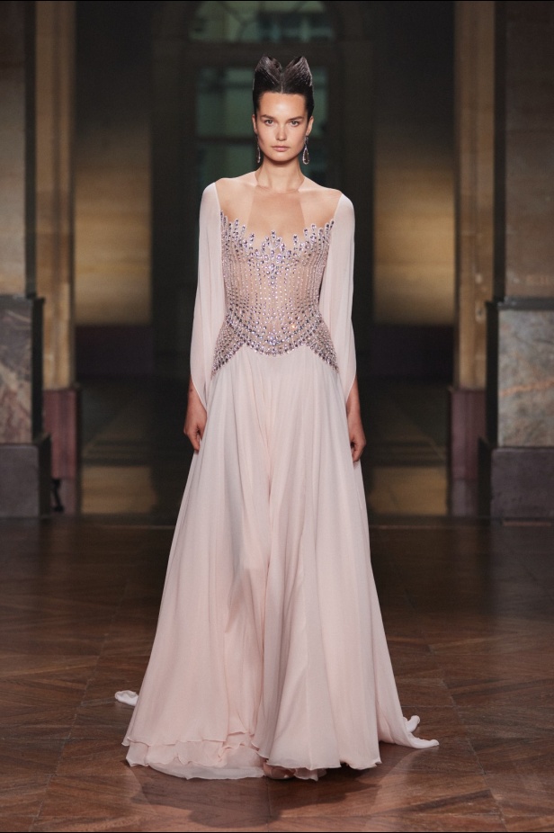 مجموعة جورج حبيقة "النظام الجديد" لخريف وشتاء 2025-2026.. عندما ينتصر الجمال على الفوضى (فيديو)