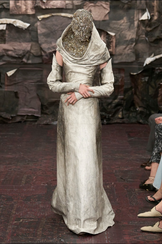 مجموعة ميزون مارجيلا للأزياء الراقية لخريف وشتاء 2026: بداية جديدة تحت قيادة غلين مارتنز