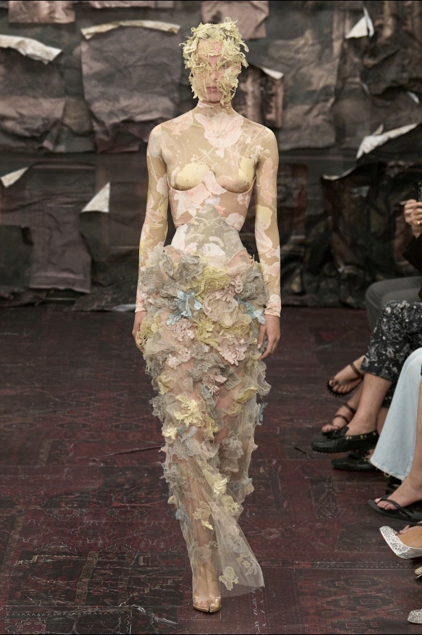 مجموعة ميزون مارجيلا للأزياء الراقية لخريف وشتاء 2026: بداية جديدة تحت قيادة غلين مارتنز