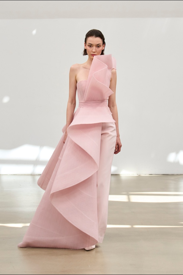 "حين تمشي دمشق على خشبة باريس"... رامي العلي يتحدّث لـ"هي" عن مجموعته لخريف وشتاء 2025 للأزياء الراقية: تقدير كبير ومسؤولية مضاعفة (فيديو)