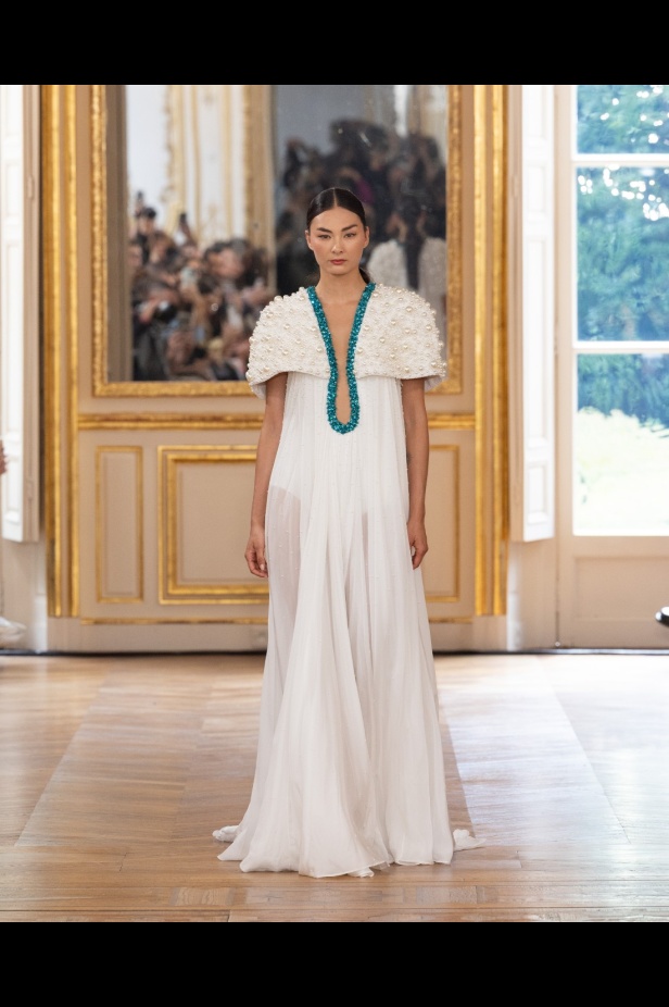 طوني ورد يستوحي مجموعة الأزياء الراقية من التنكر الغامض ويقول لـ"هي": بعض الفساتين استغرقت أكثر من 500 ساعة عمل يدوي (فيديو)