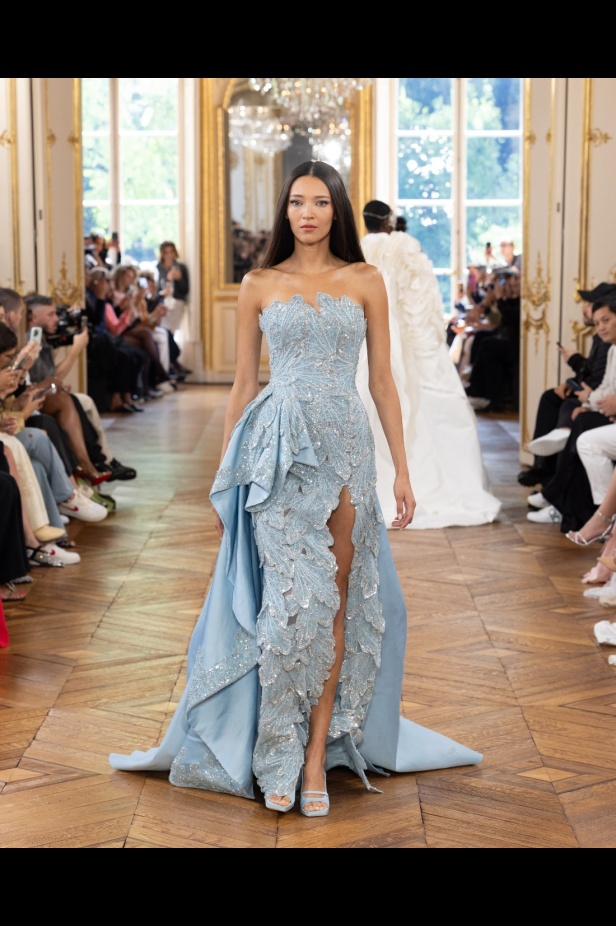 طوني ورد يستوحي مجموعة الأزياء الراقية من التنكر الغامض ويقول لـ"هي": بعض الفساتين استغرقت أكثر من 500 ساعة عمل يدوي (فيديو)