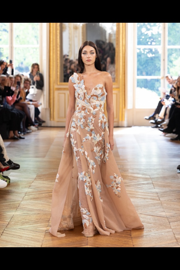 طوني ورد يستوحي مجموعة الأزياء الراقية من التنكر الغامض ويقول لـ"هي": بعض الفساتين استغرقت أكثر من 500 ساعة عمل يدوي (فيديو)