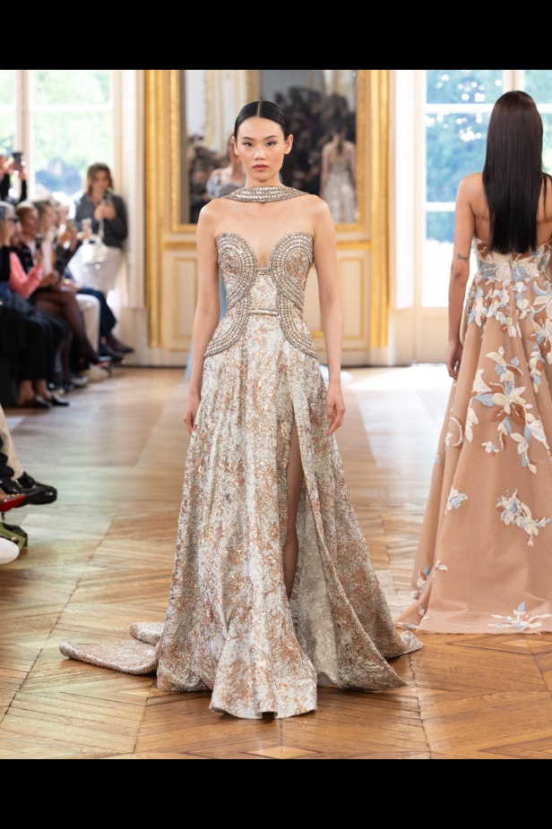 طوني ورد يستوحي مجموعة الأزياء الراقية من التنكر الغامض ويقول لـ"هي": بعض الفساتين استغرقت أكثر من 500 ساعة عمل يدوي (فيديو)