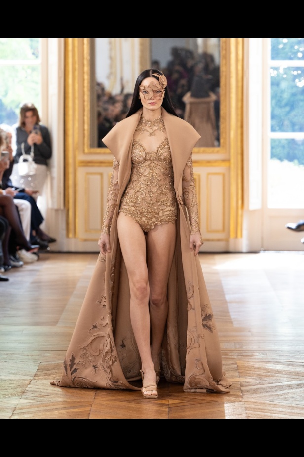 طوني ورد يستوحي مجموعة الأزياء الراقية من التنكر الغامض ويقول لـ"هي": بعض الفساتين استغرقت أكثر من 500 ساعة عمل يدوي (فيديو)