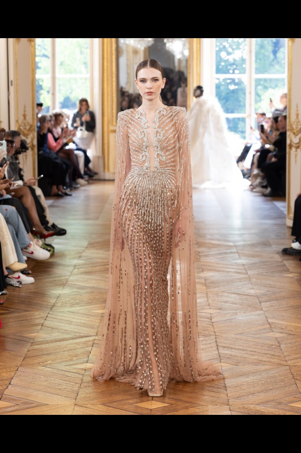 طوني ورد يستوحي مجموعة الأزياء الراقية من التنكر الغامض ويقول لـ"هي": بعض الفساتين استغرقت أكثر من 500 ساعة عمل يدوي (فيديو)