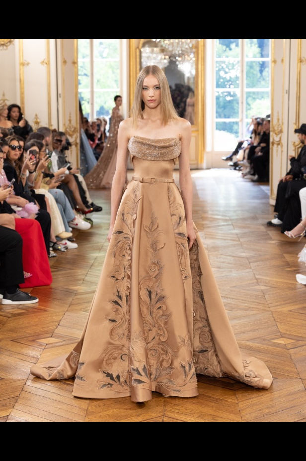 طوني ورد يستوحي مجموعة الأزياء الراقية من التنكر الغامض ويقول لـ"هي": بعض الفساتين استغرقت أكثر من 500 ساعة عمل يدوي (فيديو)