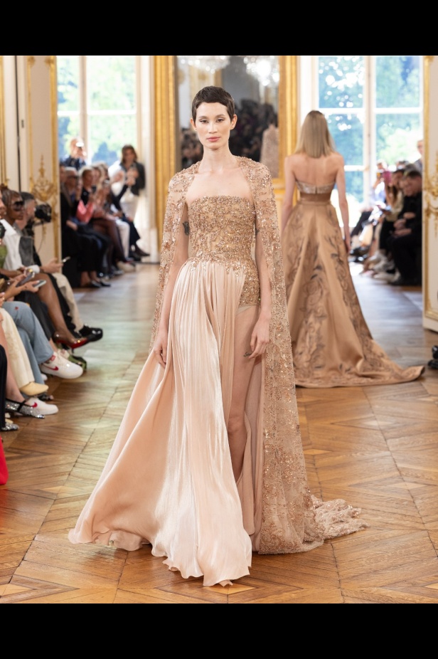 طوني ورد يستوحي مجموعة الأزياء الراقية من التنكر الغامض ويقول لـ"هي": بعض الفساتين استغرقت أكثر من 500 ساعة عمل يدوي (فيديو)