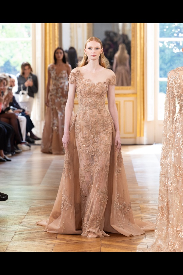 طوني ورد يستوحي مجموعة الأزياء الراقية من التنكر الغامض ويقول لـ"هي": بعض الفساتين استغرقت أكثر من 500 ساعة عمل يدوي (فيديو)