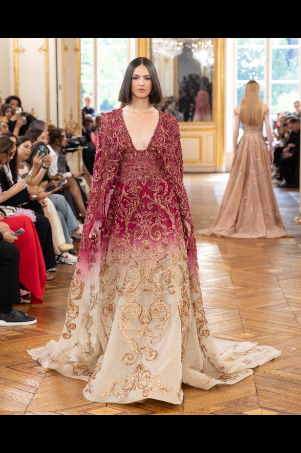 طوني ورد يستوحي مجموعة الأزياء الراقية من التنكر الغامض ويقول لـ"هي": بعض الفساتين استغرقت أكثر من 500 ساعة عمل يدوي (فيديو)