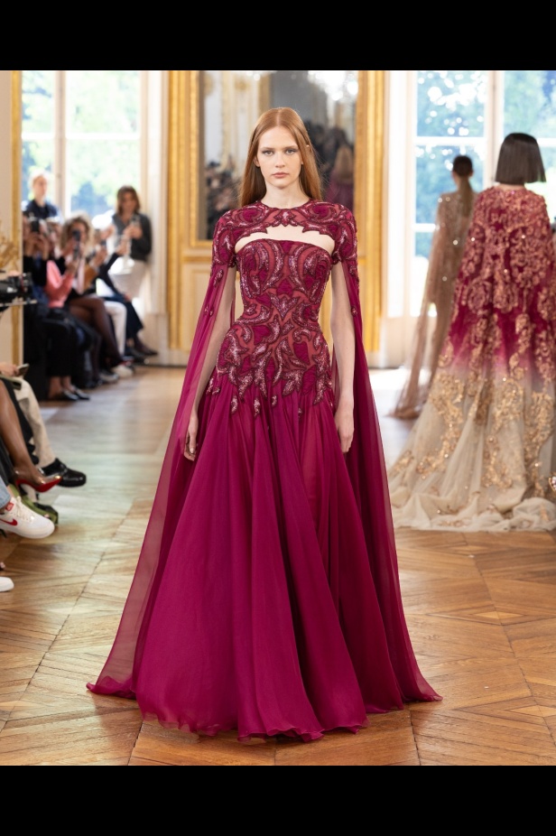 طوني ورد يستوحي مجموعة الأزياء الراقية من التنكر الغامض ويقول لـ"هي": بعض الفساتين استغرقت أكثر من 500 ساعة عمل يدوي (فيديو)