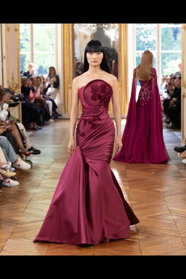 طوني ورد يستوحي مجموعة الأزياء الراقية من التنكر الغامض ويقول لـ"هي": بعض الفساتين استغرقت أكثر من 500 ساعة عمل يدوي (فيديو)