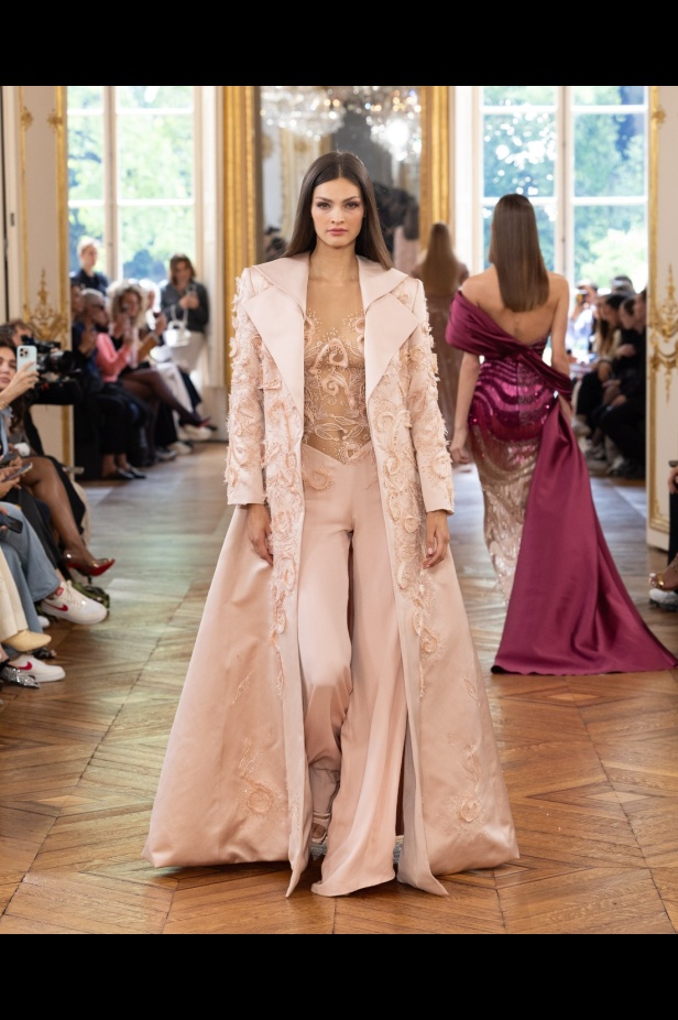 طوني ورد يستوحي مجموعة الأزياء الراقية من التنكر الغامض ويقول لـ"هي": بعض الفساتين استغرقت أكثر من 500 ساعة عمل يدوي (فيديو)