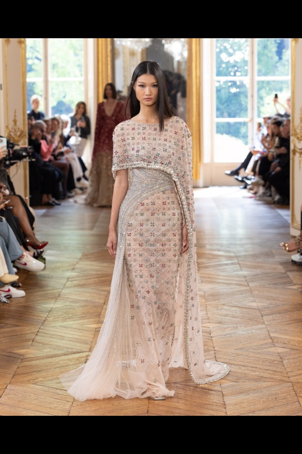 طوني ورد يستوحي مجموعة الأزياء الراقية من التنكر الغامض ويقول لـ"هي": بعض الفساتين استغرقت أكثر من 500 ساعة عمل يدوي (فيديو)