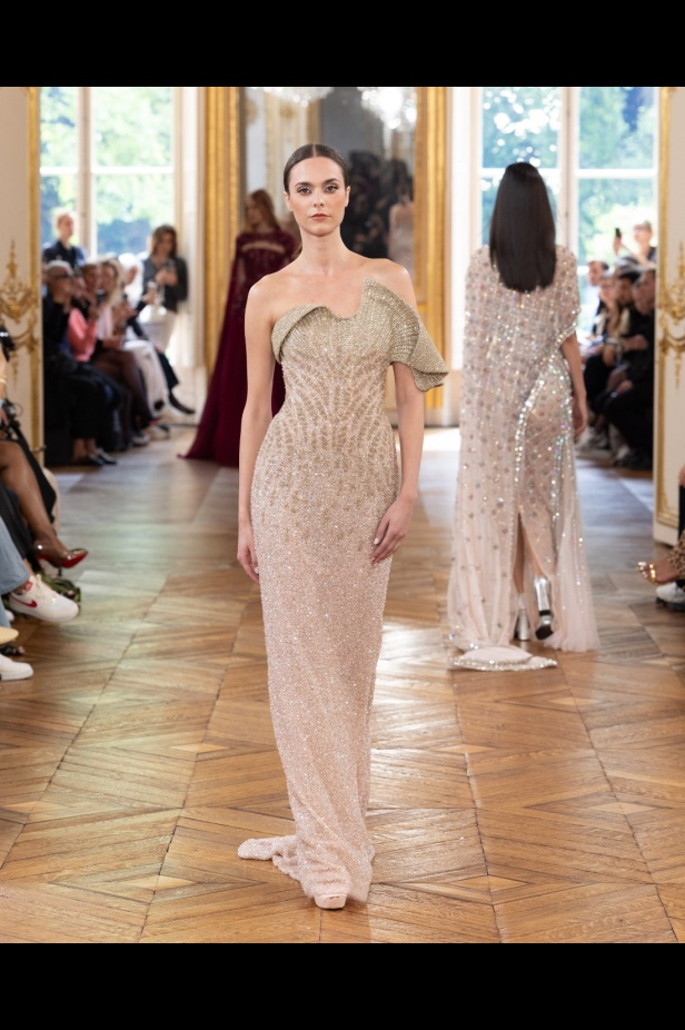 طوني ورد يستوحي مجموعة الأزياء الراقية من التنكر الغامض ويقول لـ"هي": بعض الفساتين استغرقت أكثر من 500 ساعة عمل يدوي (فيديو)