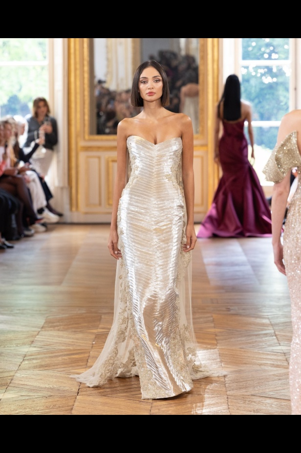 طوني ورد يستوحي مجموعة الأزياء الراقية من التنكر الغامض ويقول لـ"هي": بعض الفساتين استغرقت أكثر من 500 ساعة عمل يدوي (فيديو)