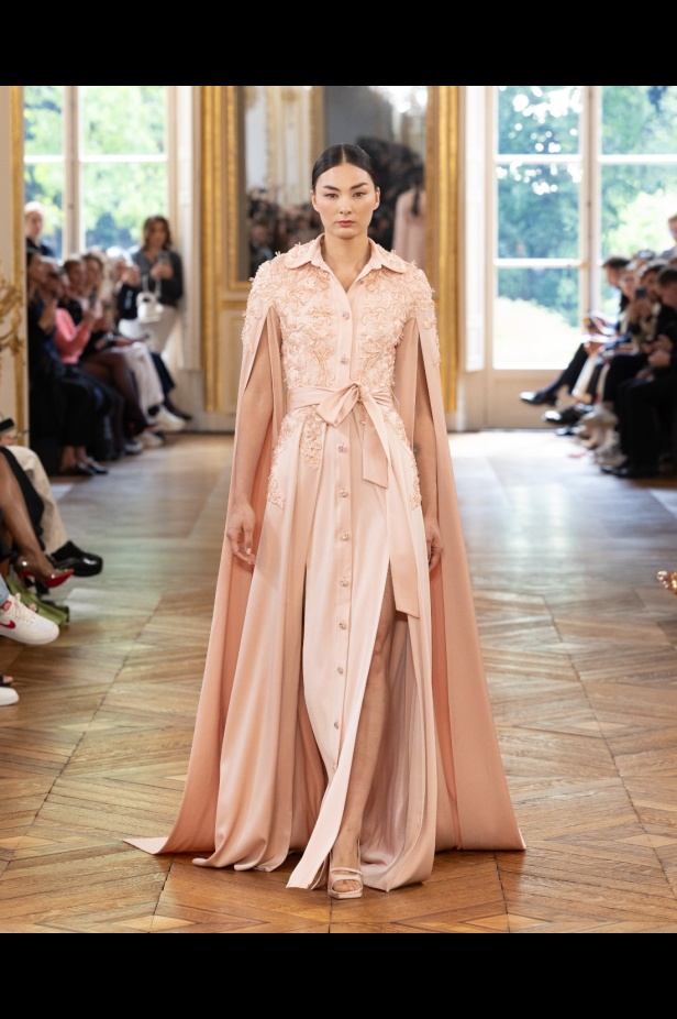 طوني ورد يستوحي مجموعة الأزياء الراقية من التنكر الغامض ويقول لـ"هي": بعض الفساتين استغرقت أكثر من 500 ساعة عمل يدوي (فيديو)