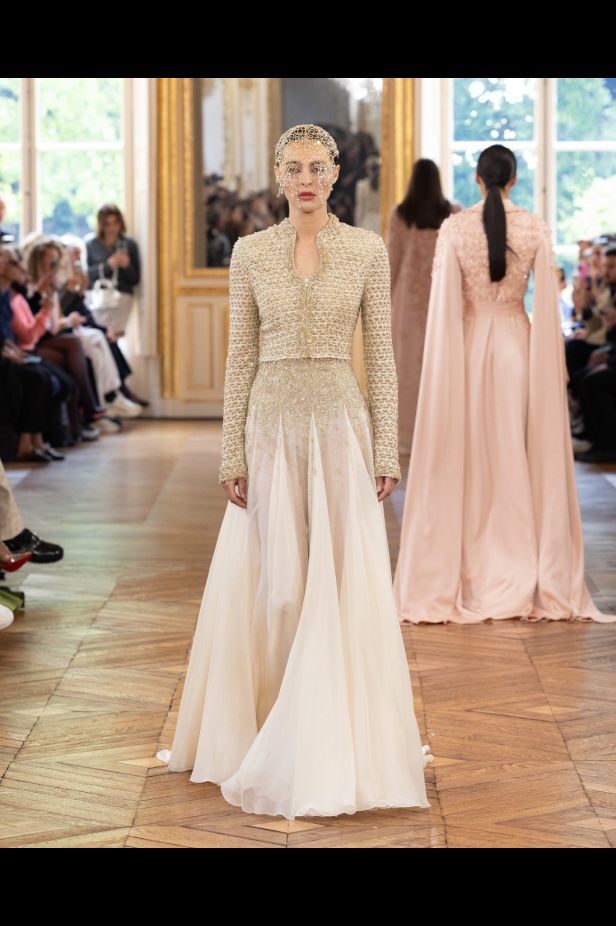 طوني ورد يستوحي مجموعة الأزياء الراقية من التنكر الغامض ويقول لـ"هي": بعض الفساتين استغرقت أكثر من 500 ساعة عمل يدوي (فيديو)