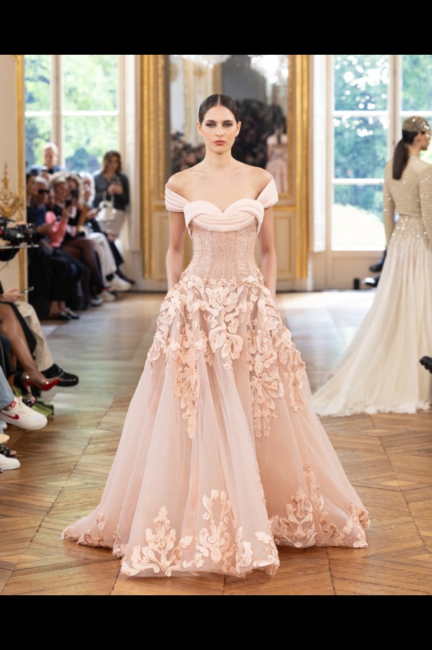 طوني ورد يستوحي مجموعة الأزياء الراقية من التنكر الغامض ويقول لـ"هي": بعض الفساتين استغرقت أكثر من 500 ساعة عمل يدوي (فيديو)