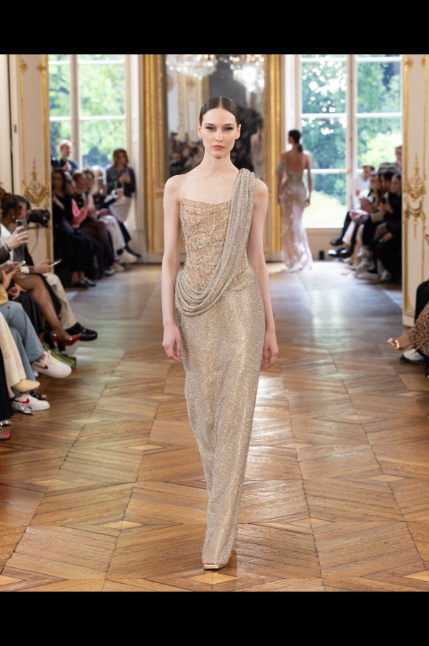 طوني ورد يستوحي مجموعة الأزياء الراقية من التنكر الغامض ويقول لـ"هي": بعض الفساتين استغرقت أكثر من 500 ساعة عمل يدوي (فيديو)