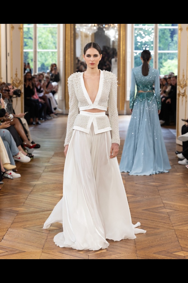 طوني ورد يستوحي مجموعة الأزياء الراقية من التنكر الغامض ويقول لـ"هي": بعض الفساتين استغرقت أكثر من 500 ساعة عمل يدوي (فيديو)