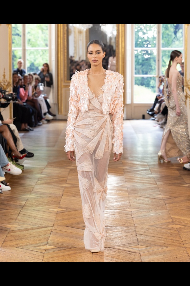 طوني ورد يستوحي مجموعة الأزياء الراقية من التنكر الغامض ويقول لـ"هي": بعض الفساتين استغرقت أكثر من 500 ساعة عمل يدوي (فيديو)