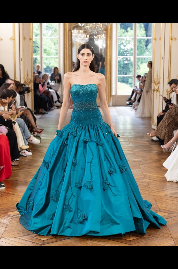 طوني ورد يستوحي مجموعة الأزياء الراقية من التنكر الغامض ويقول لـ"هي": بعض الفساتين استغرقت أكثر من 500 ساعة عمل يدوي (فيديو)