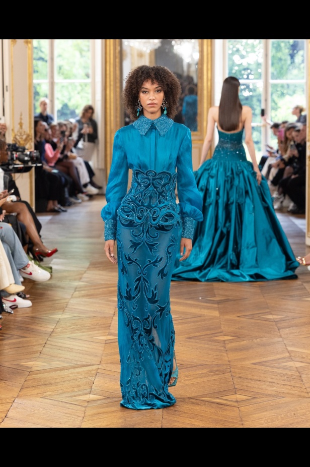 طوني ورد يستوحي مجموعة الأزياء الراقية من التنكر الغامض ويقول لـ"هي": بعض الفساتين استغرقت أكثر من 500 ساعة عمل يدوي (فيديو)