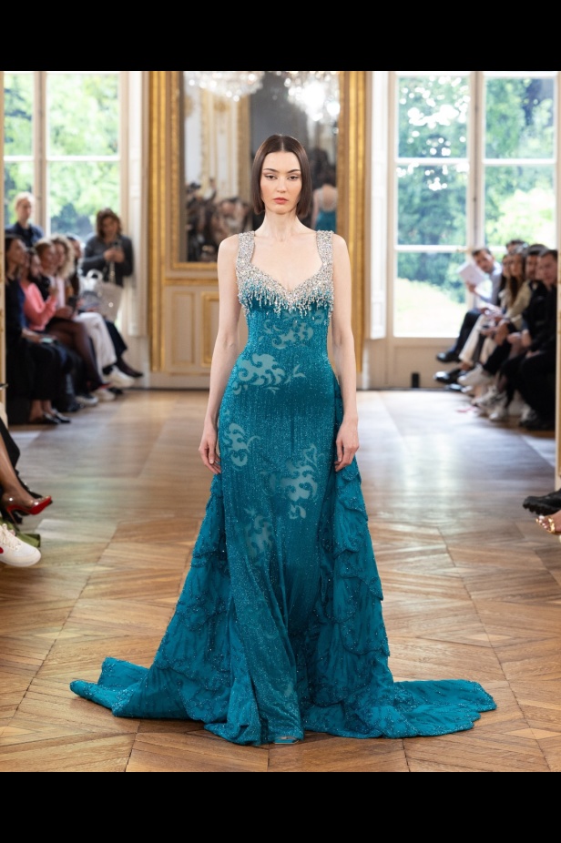 طوني ورد يستوحي مجموعة الأزياء الراقية من التنكر الغامض ويقول لـ"هي": بعض الفساتين استغرقت أكثر من 500 ساعة عمل يدوي (فيديو)