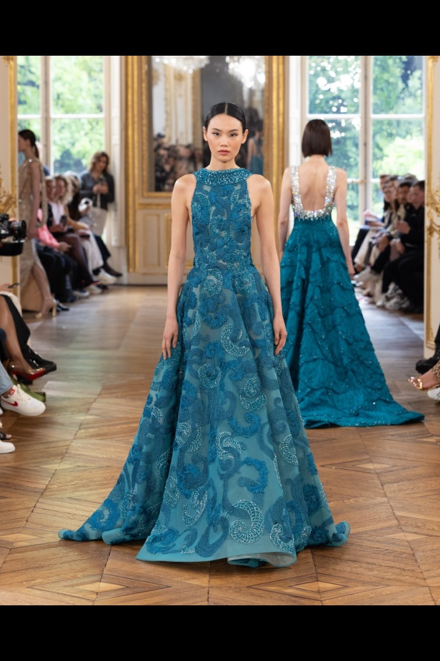 طوني ورد يستوحي مجموعة الأزياء الراقية من التنكر الغامض ويقول لـ"هي": بعض الفساتين استغرقت أكثر من 500 ساعة عمل يدوي (فيديو)