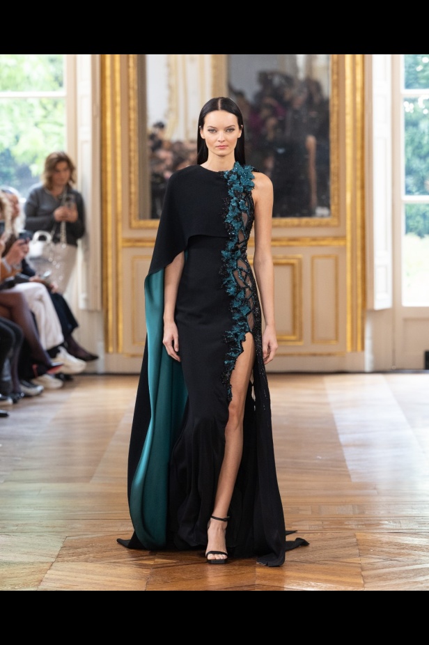 طوني ورد يستوحي مجموعة الأزياء الراقية من التنكر الغامض ويقول لـ"هي": بعض الفساتين استغرقت أكثر من 500 ساعة عمل يدوي (فيديو)