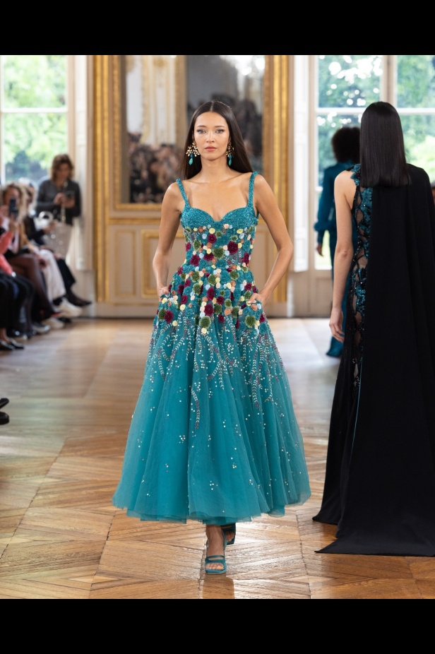 طوني ورد يستوحي مجموعة الأزياء الراقية من التنكر الغامض ويقول لـ"هي": بعض الفساتين استغرقت أكثر من 500 ساعة عمل يدوي (فيديو)