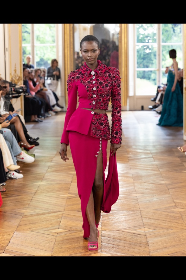 طوني ورد يستوحي مجموعة الأزياء الراقية من التنكر الغامض ويقول لـ"هي": بعض الفساتين استغرقت أكثر من 500 ساعة عمل يدوي (فيديو)